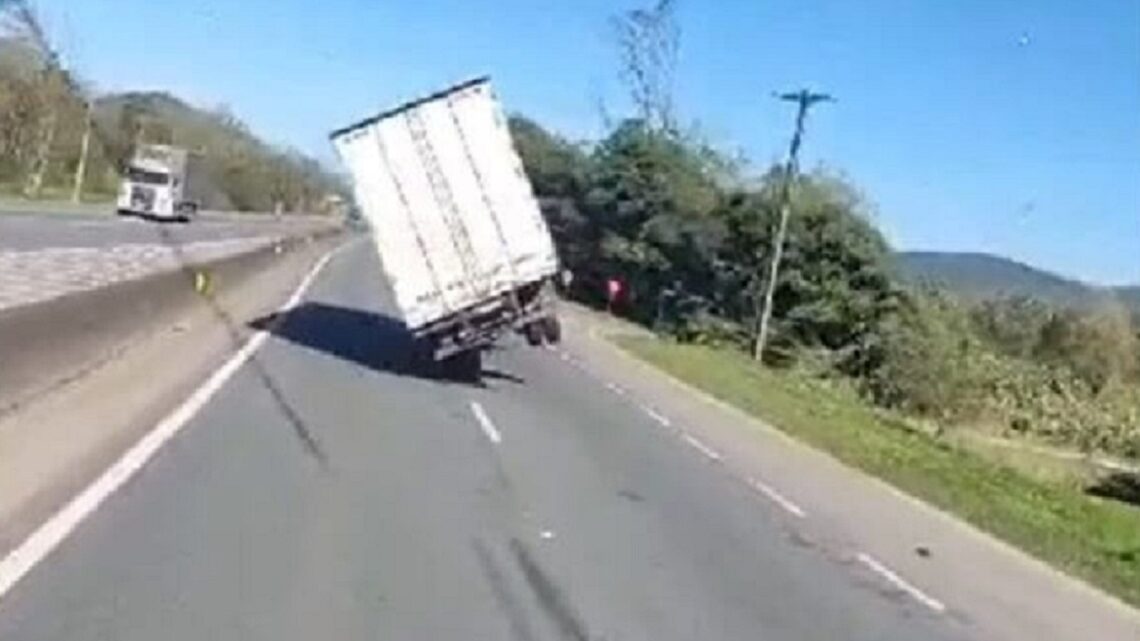 Vídeo mostra ciclone derrubando caminhão na BR-101 em SC