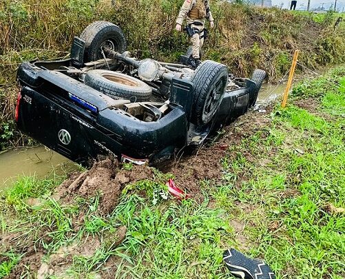 Carro capota, cai em rio e motorista fica sem o movimento das pernas