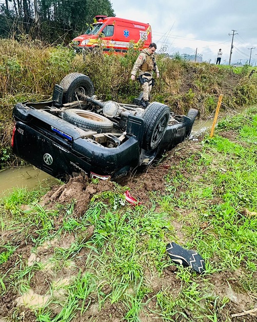 Carro capota, cai em rio e motorista fica sem o movimento das pernas