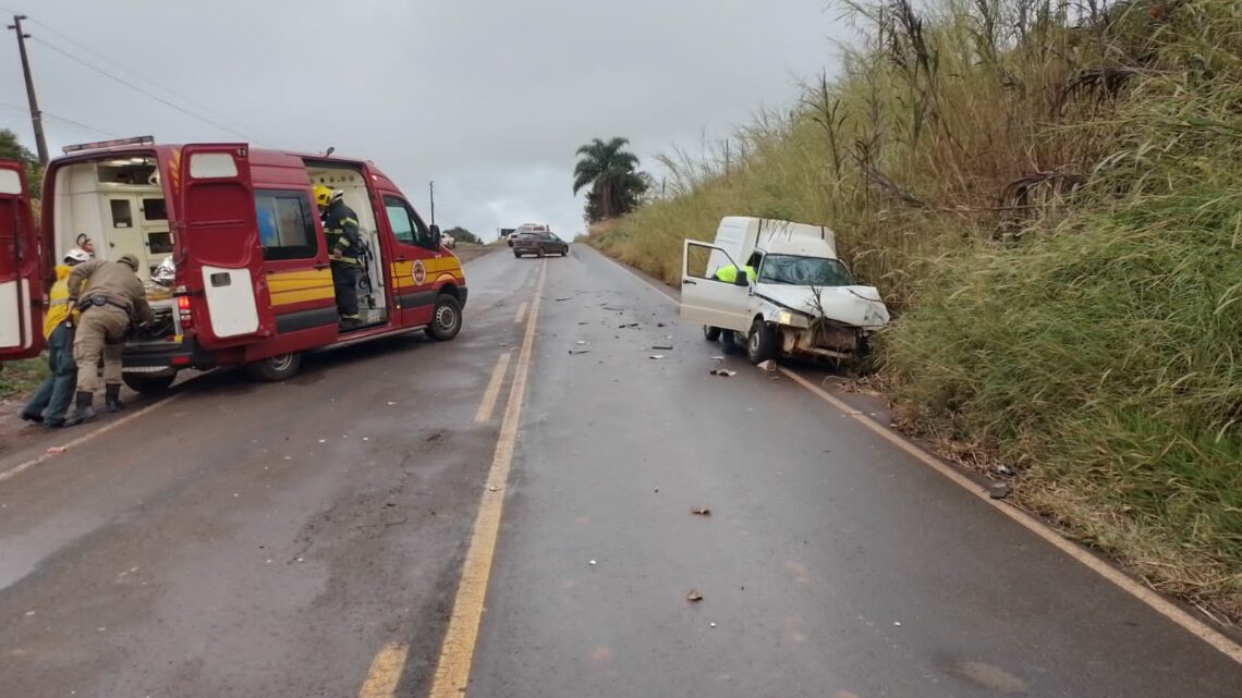 Acidente envolvendo carro e caminhão deixa dois feridos na SC-480