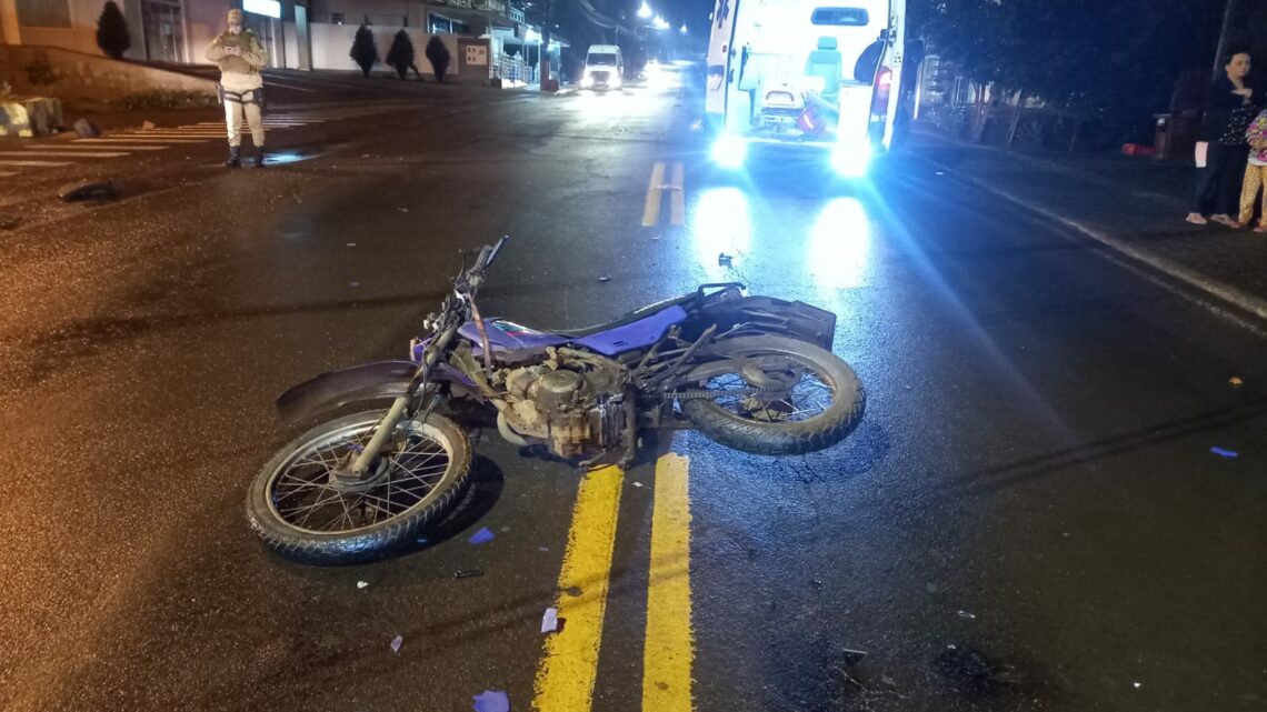 Colisão entre moto e carro, deixa duas pessoas feridas no Oeste