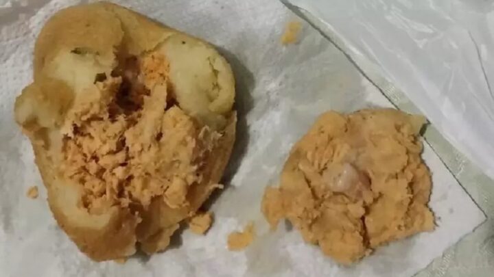 Mulher compra coxinha em supermercado e encontra dente humano no recheio