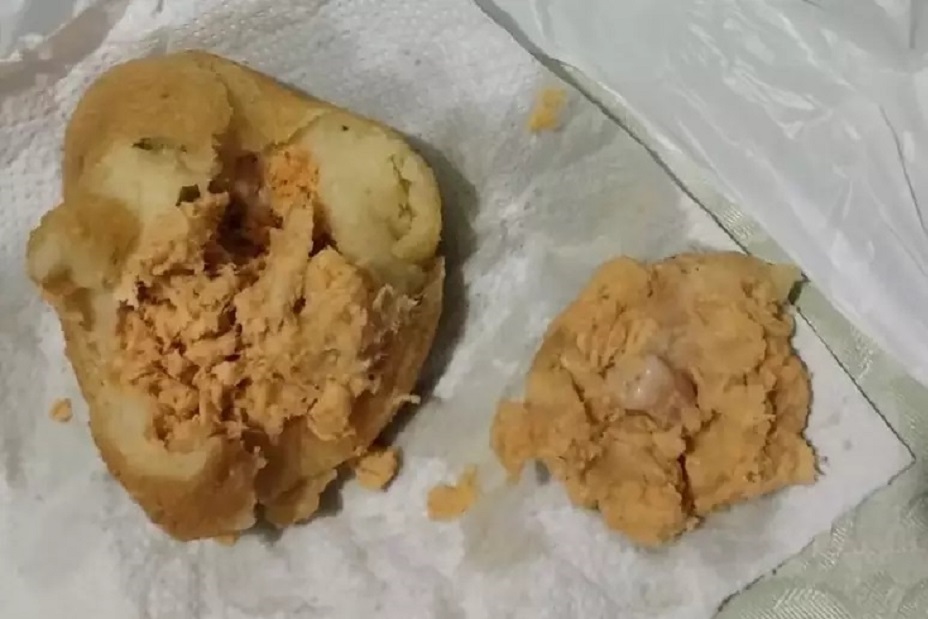 Mulher compra coxinha em supermercado e encontra dente humano no recheio