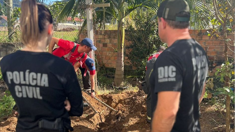 Mulher desaparecida há 10 meses é achada enterrada no quintal da própria casa em SC