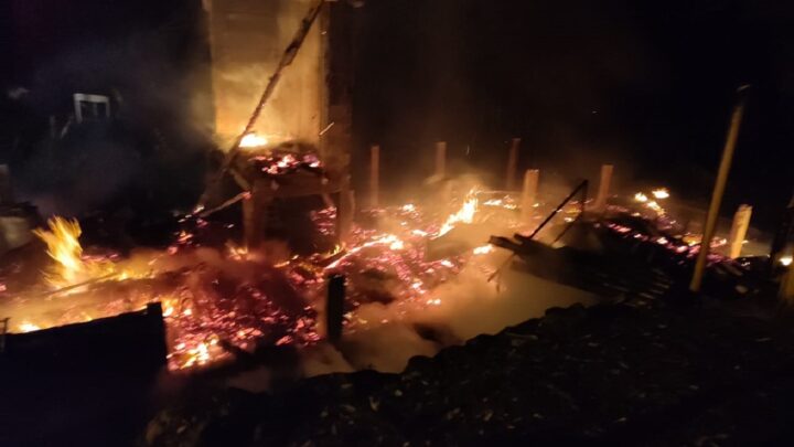 Residência é destruída por incêndio no Oeste de SC