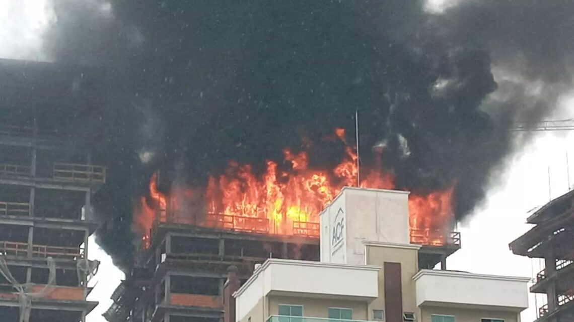 Incêndio atinge prédio em construção no Litoral Norte de SC; veja imagens