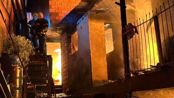 Residência fica totalmente destruída após incêndio em Joaçaba