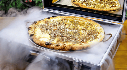 Pizza “Dubai Brasileira” coberta por ouro 24k chama atenção em BC; veja