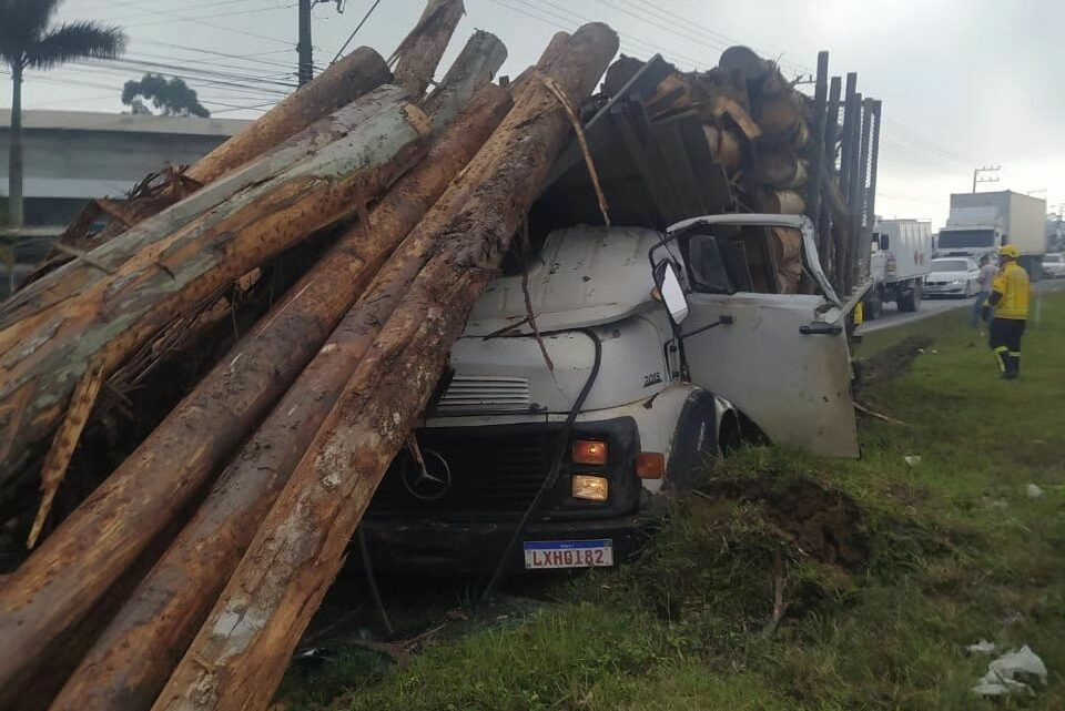 Motorista morre esmagado por toras de madeira na BR-470