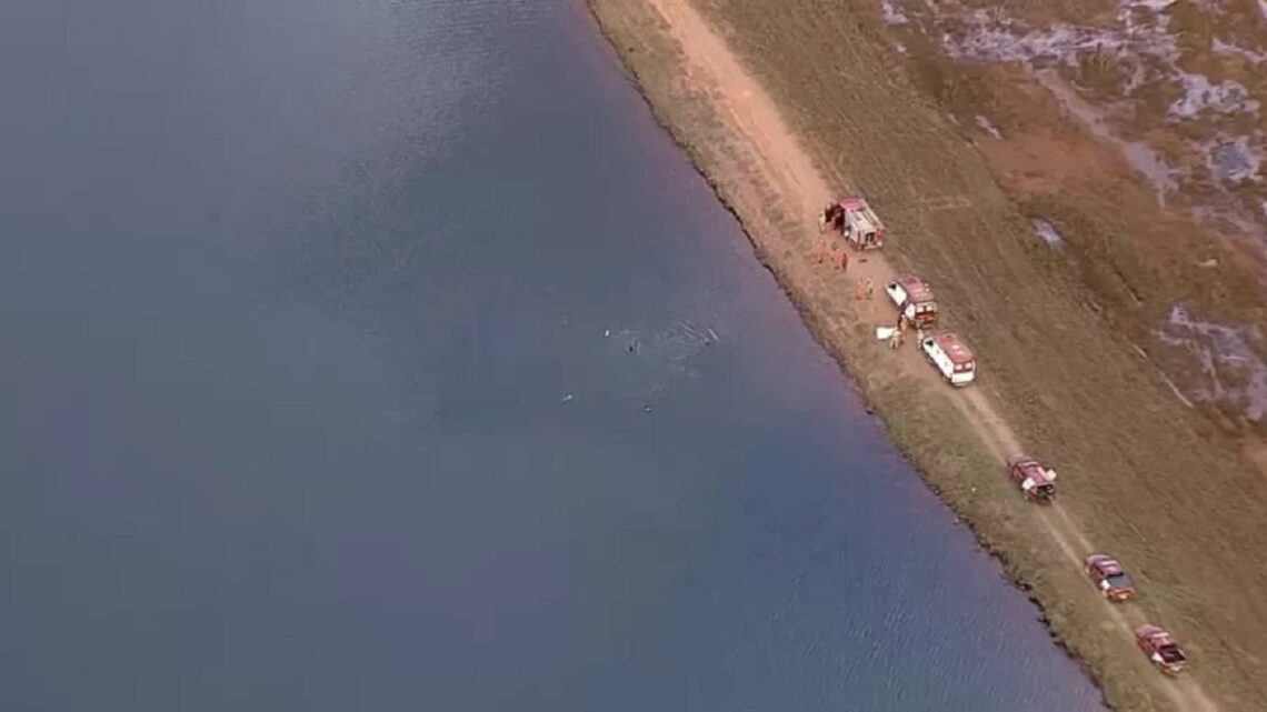 Tragédia: três crianças morrem afogadas após carro cair em lagoa