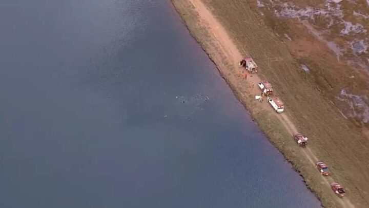 Tragédia: três crianças morrem afogadas após carro cair em lagoa