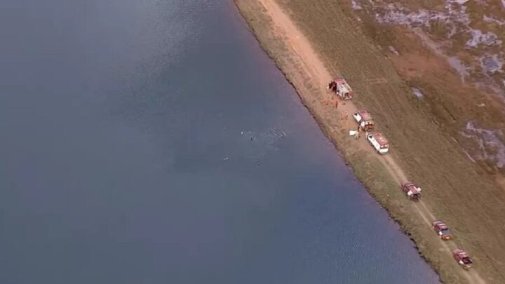 Tragédia: três crianças morrem afogadas após carro cair em lagoa