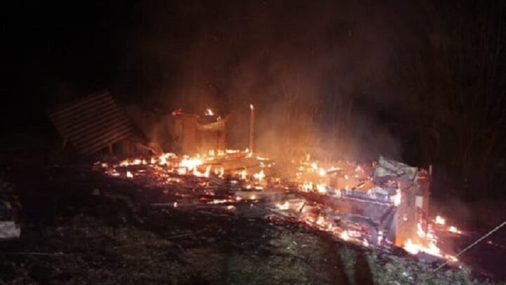 Casa é destruída pelo fogo em Anchieta