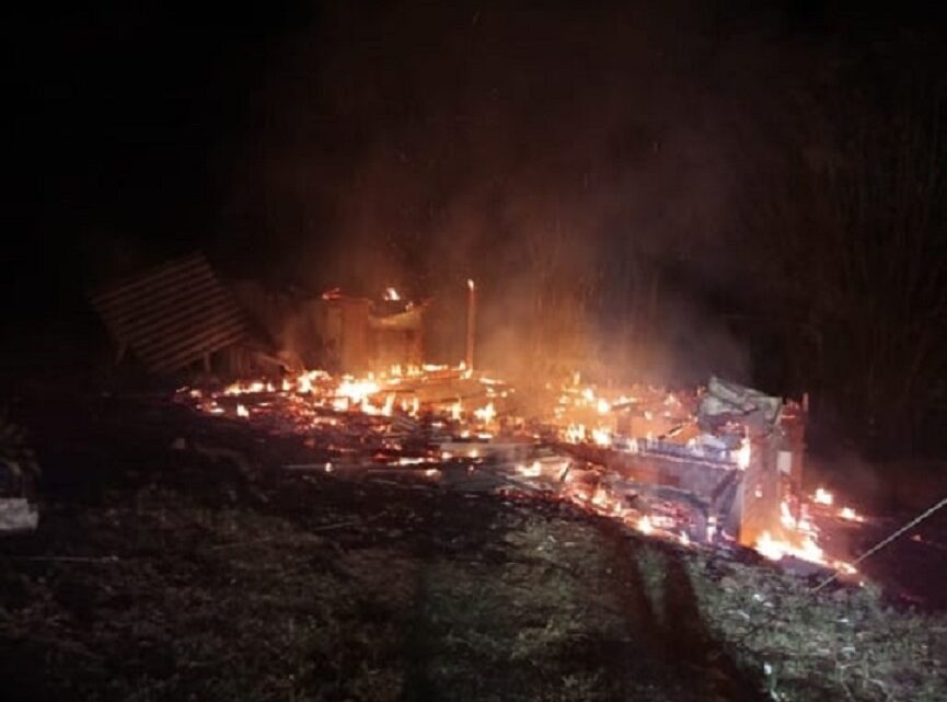 Casa é destruída pelo fogo em Anchieta