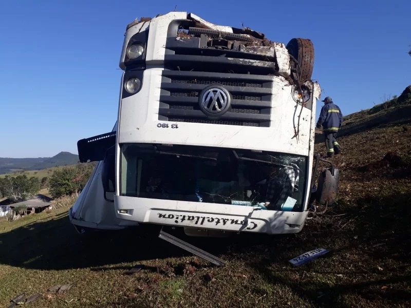 Caminhão capota fora da pista no interior de Água Doce