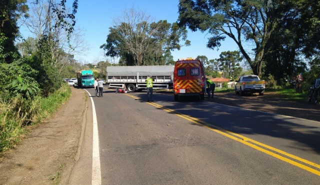 Motociclista fica ferido após colisão entre moto e caminhão com placas de Chapecó na SC 163