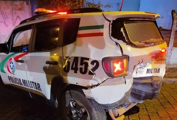 Vídeo: viatura da PM é atingida por carro que disputava racha em SC
