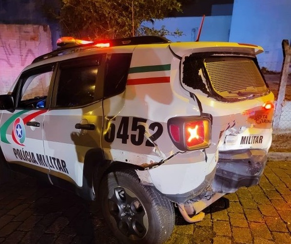 Vídeo: viatura da PM é atingida por carro que disputava racha em SC
