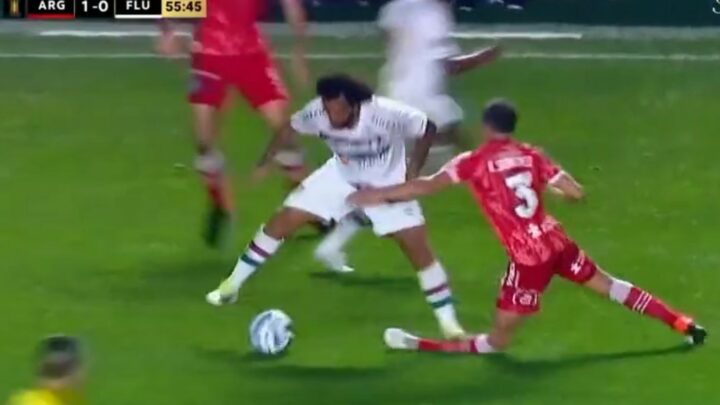 Marcelo, do Fluminense, causa lesão grave de rival em lance acidental, é expulso e chora; imagem forte