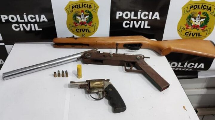 Homem persegue ex-companheira e acaba preso por posse ilegal de arma em SC