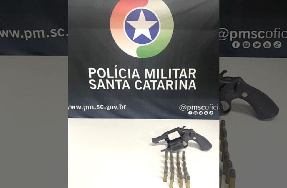 Homem é preso por ameaçar esposa e enteado com arma de fogo no Oeste do Estado