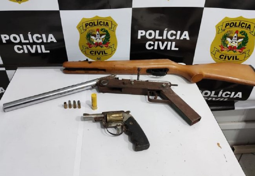 Homem persegue ex-companheira e acaba preso por posse ilegal de arma em SC