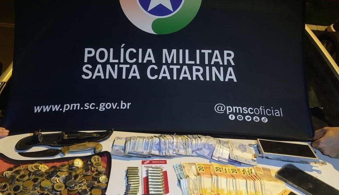Assaltantes levam R$ 58 mil de agência de cooperativa em SC e acabam presos