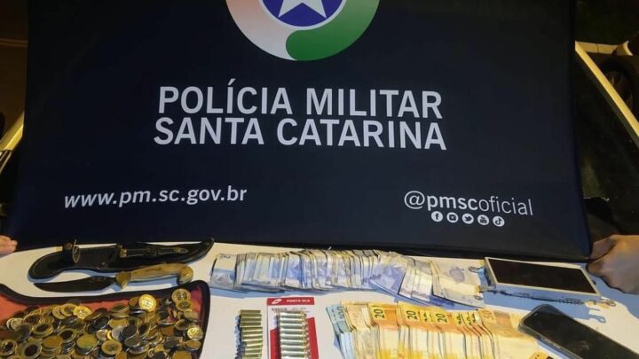 Assaltantes levam R$ 58 mil de agência de cooperativa em SC e acabam presos