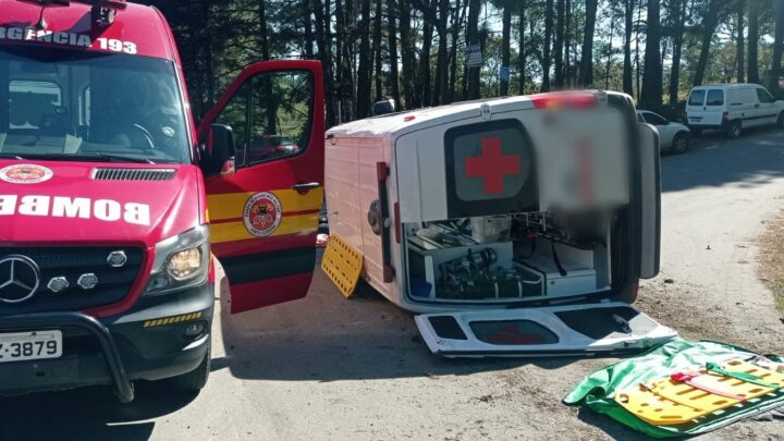 Capotamento de ambulância em rodovia deixa quatro feridos no Norte de SC