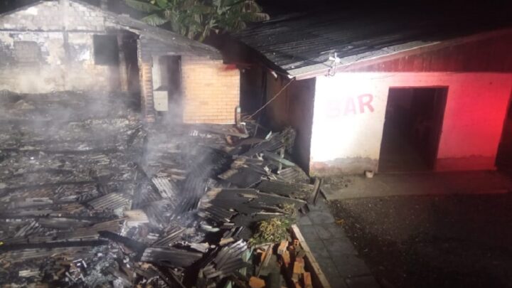 Casa fica completamente destruída por incêndio na Serra Catarinense