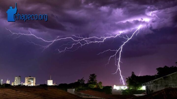 Temporal deixa SC em alerta para risco de raios, alagamentos e enxurrada