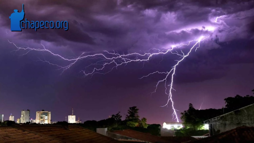 Cidades de SC têm alerta vermelho para temporal; veja quais