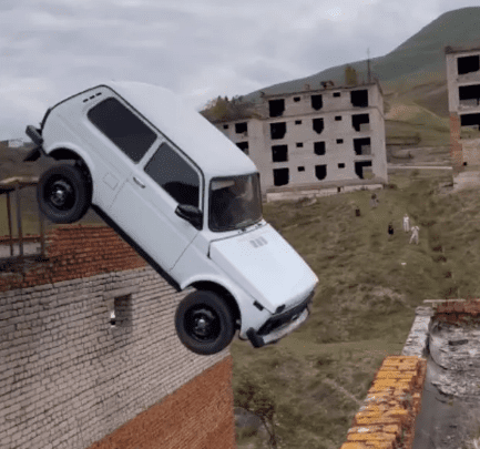 Vídeo: dublê erra salto e despenca de prédio de quatro andares