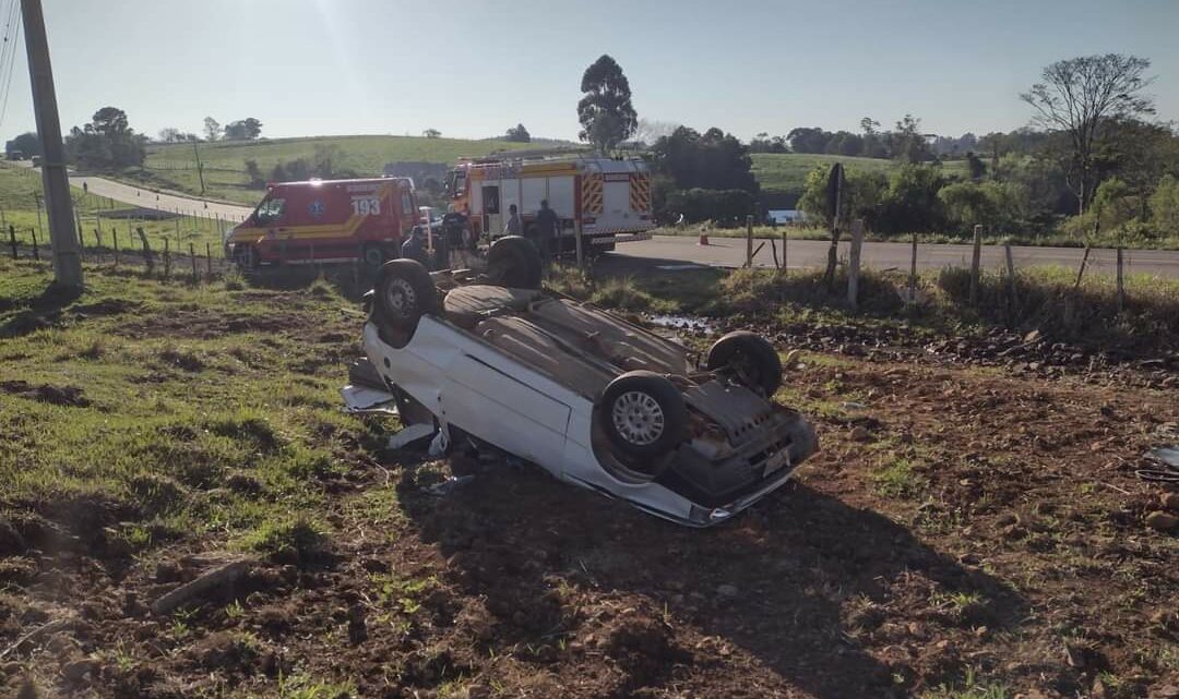 Motorista morre em saída de pista seguida de capotamento na SC 161 em Anchieta