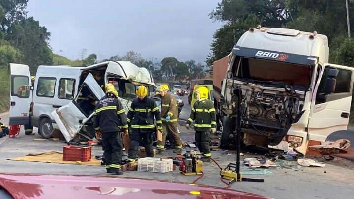 Grave acidente entre van e caminhão deixa ao menos três mortos na BR-470