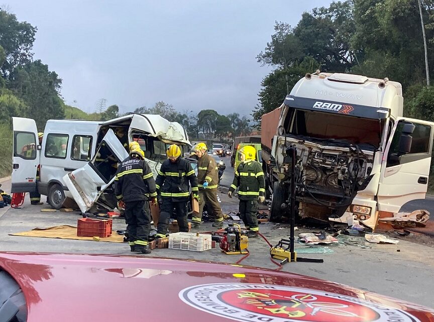 Grave acidente entre van e caminhão deixa ao menos três mortos na BR-470