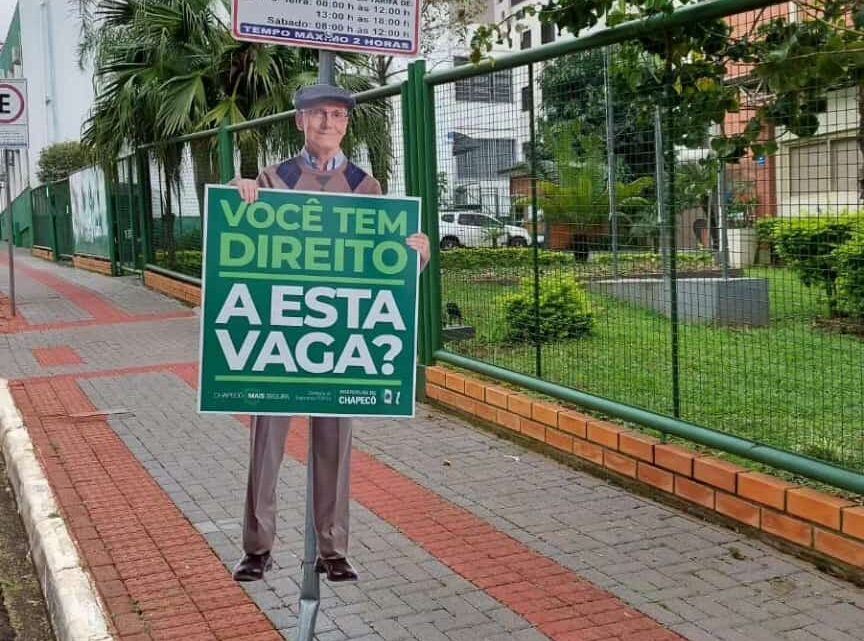 Prefeitura instala 60 placas de conscientização de estacionamento em vagas especiais e escolas