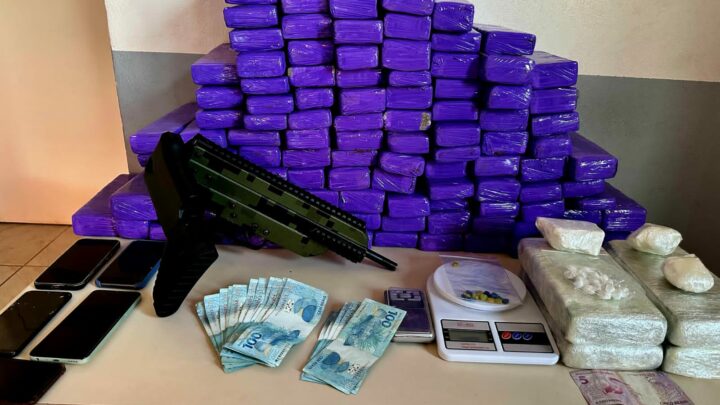 Quase 70kg de maconha e uma submetralhadora são apreendidos em residência em Chapecó