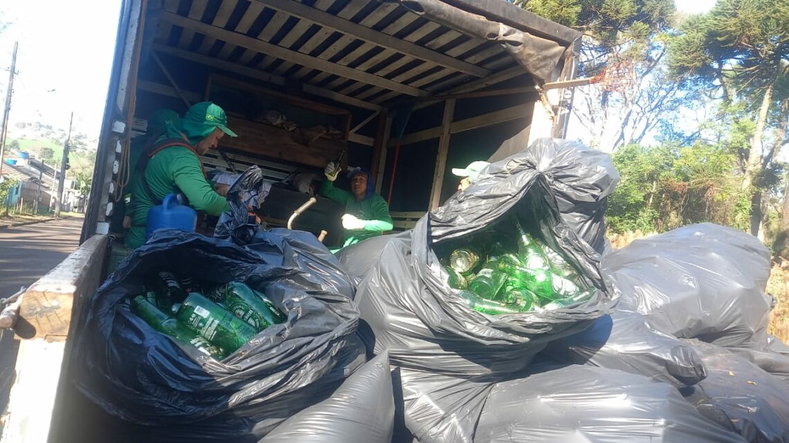 Imagens: mais de 500 garrafas de cerveja são recolhidas de uma única calçada em Chapecó