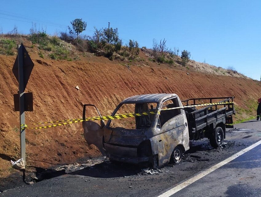 Caminhonete de Paial é consumida pelo fogo em Ponte Serrada