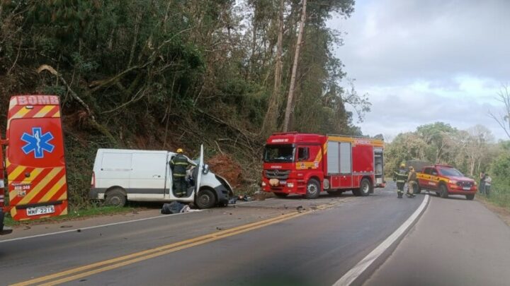 Motorista morre após colisão entre Van e Bitrem na SC 282 em Vargem Bonita