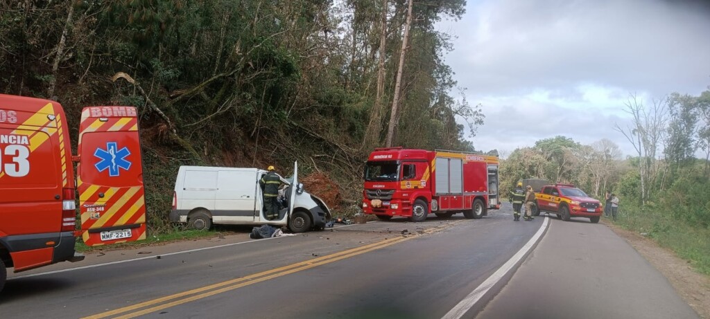Motorista morre após colisão entre Van e Bitrem na SC 282 em Vargem Bonita