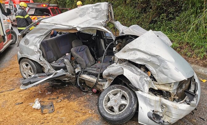 Imagens: homem morre e três pessoas ficam gravemente feridas em acidente na BR-282