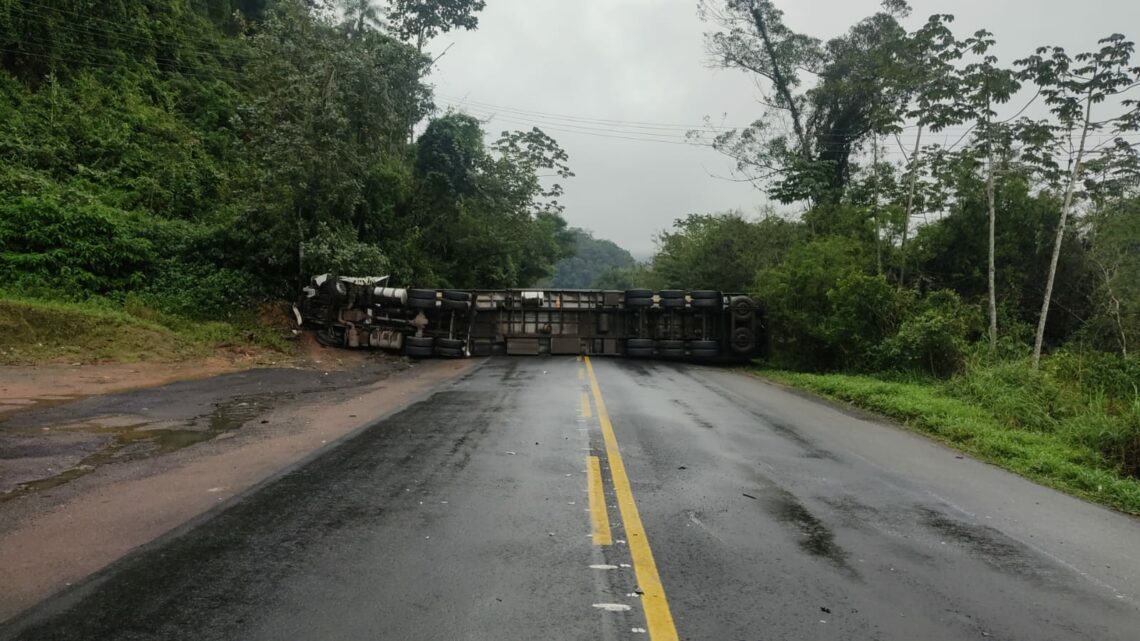 Grave acidente mata uma pessoa e interdita trânsito na BR-470