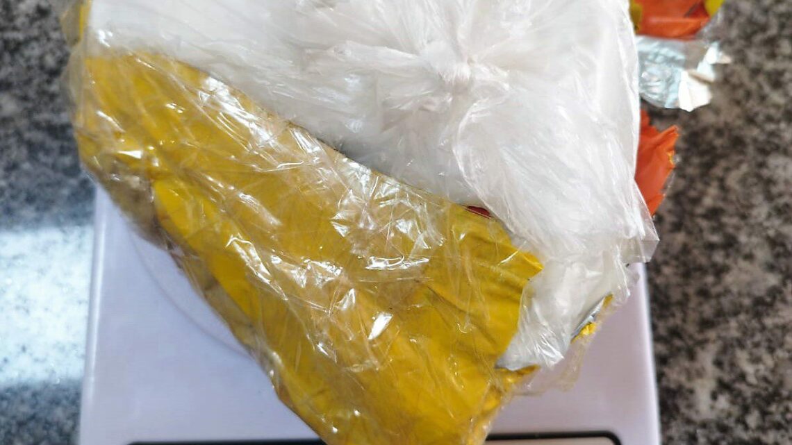 Vídeo: mulher é presa com cocaína dentro do sutiã em Xanxerê
