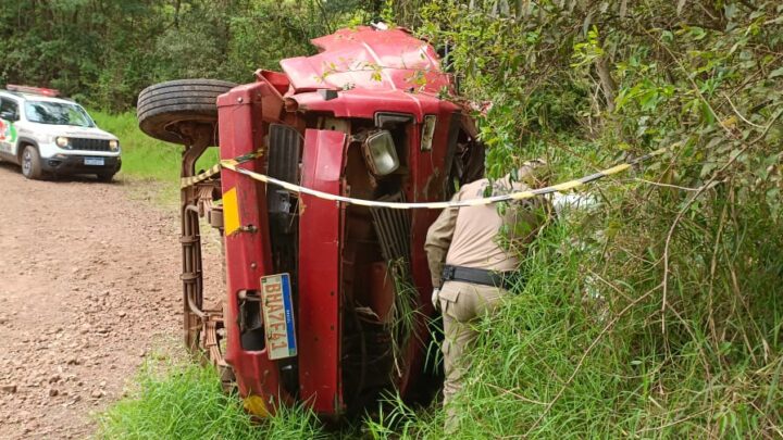 Motorista morre após tombar caminhão e ficar preso às ferragens no interior de Galvão