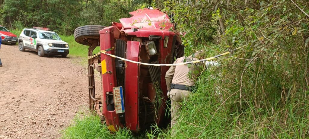 Motorista morre após tombar caminhão e ficar preso às ferragens no interior de Galvão