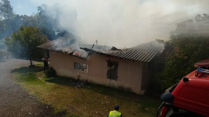 Vídeo: casa é consumida pelo fogo em Coronel Freitas
