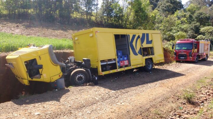 Caminhão de bebidas sai da pista ao apresentar falha nos freios em Pinhalzinho