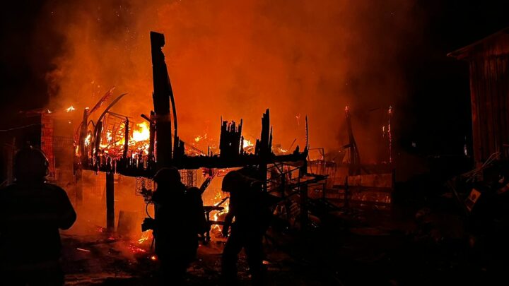 Casas são destruídas pelo fogo em Chapecó